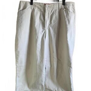 Dana Buchman Women's Capri Short Size 18W Cream colored